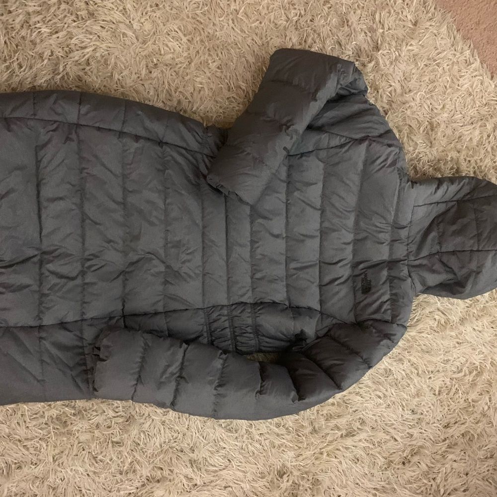 550 Northface Jacket Size Medium Gray - image 3